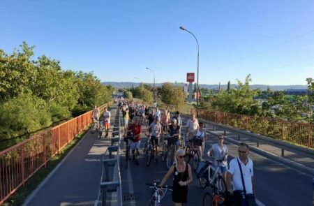 Протест велосипедистов и пешеходов на мосту Клиси в Нови-Саде, Сербия