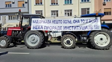 Протест фермеров в Сербии с баннером "Нека прораде институције", сентябрь 2025