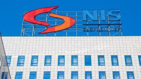 Логотип NIS Gazprom Neft на здании компании в Сербии