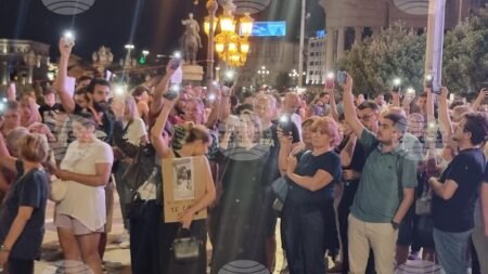 Участники акции памяти в Скопье держат включённые телефоны, 16 сентября 2025