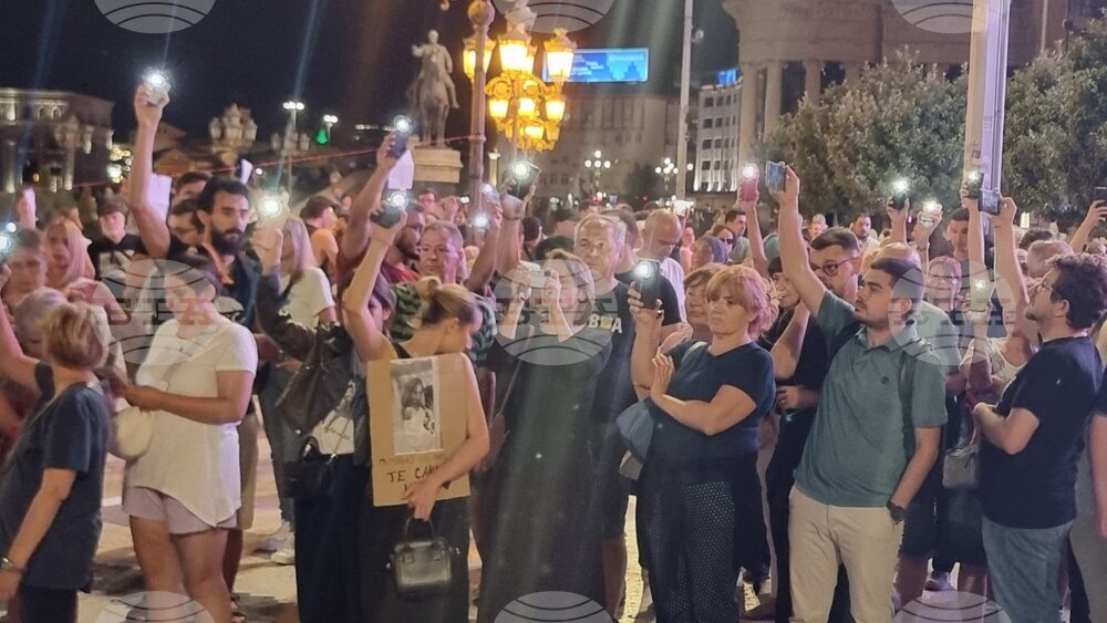 Участники акции памяти в Скопье держат включённые телефоны, 16 сентября 2025