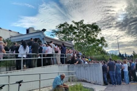Очередь у центра по замене удостоверений личности в Подгорице