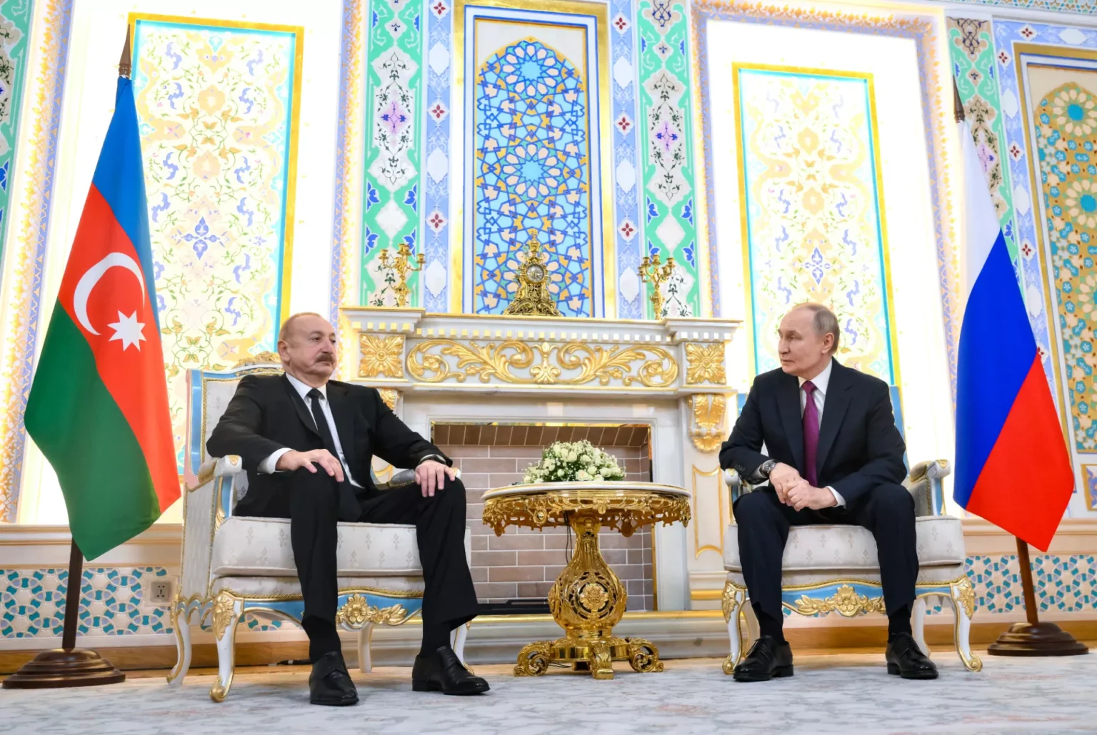 Владимир Путин и Ильхам Алиев на встрече в Душанбе, 9 октября 2025 года