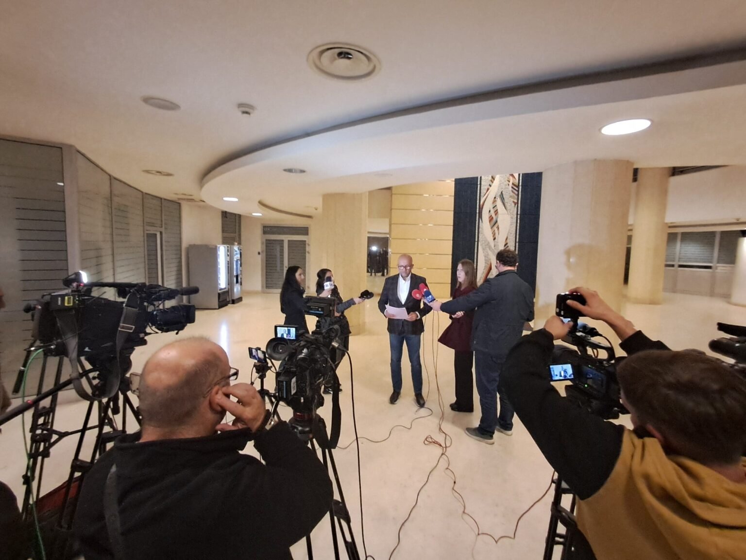 Представители прокуратуры Северной Македонии дают заявление для прессы в Скопье
