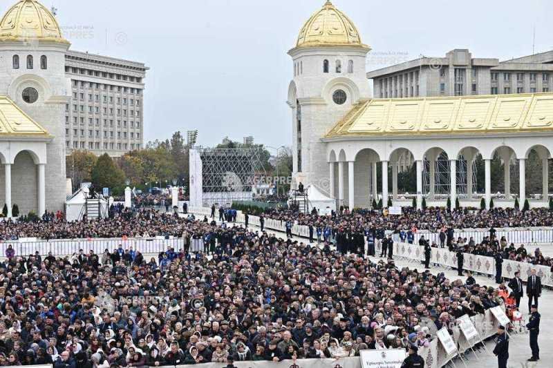 Бухарест: освящение Национального кафедрального собора стало крупнейшим церковным событием года для православных региона Толпа верующих у Национального собора в Бухаресте