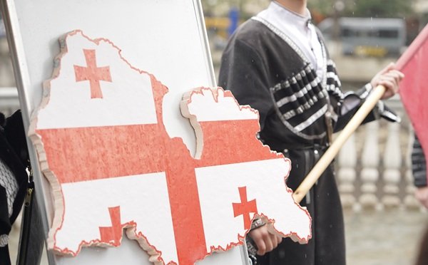 Скандал с картой Грузии на городском празднике в Чиатуре: мэрия объяснила инцидент школьным перформансом Контур карты Грузии с изображением национального флага