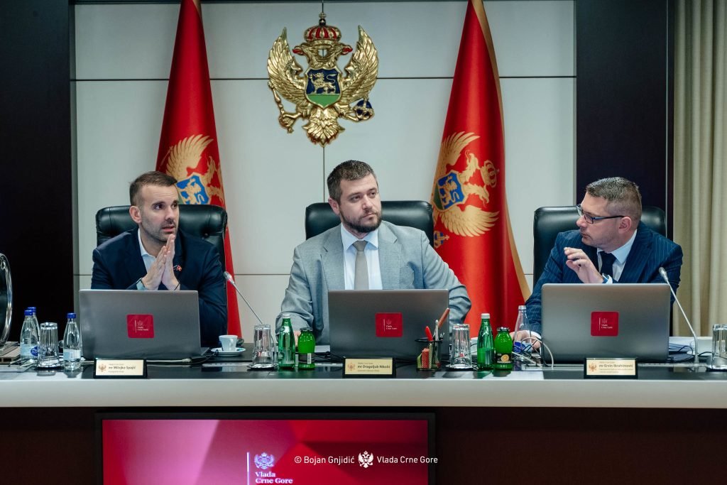 Черногория приостановила безвизовый режим с Турцией после погромов в Подгорице Заседание правительства Черногории