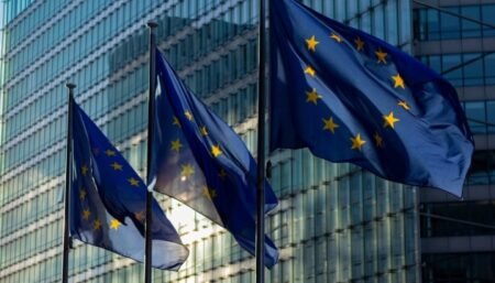 Флаги Европейского союза перед зданием Еврокомиссии в Брюсселе