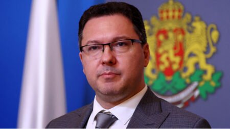 Министр внутренних дел Болгарии на фоне государственного герба
