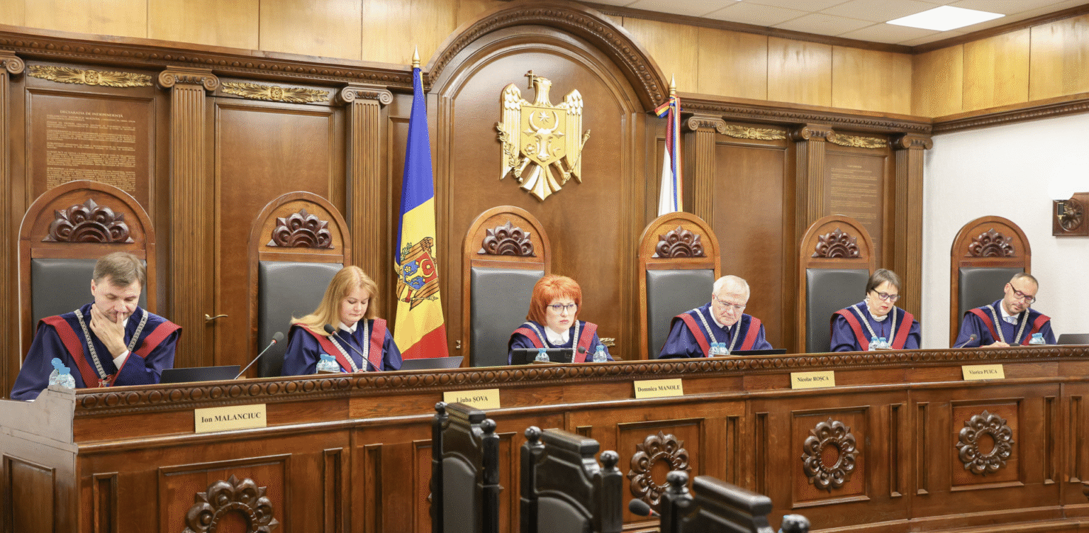 Судьи Конституционного суда Молдовы на заседании по итогам парламентских выборов