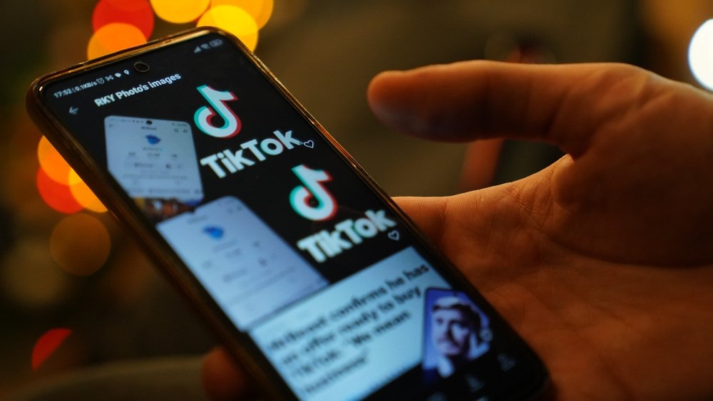 Фактчекеры Боснии и Герцеговины противостоят дезинформации на фоне российского влияния Экран смартфона с логотипом TikTok