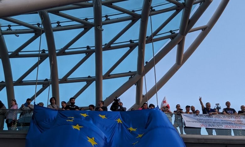 Граждане Грузии разворачивают флаг ЕС на Мосту Мира в Тбилиси