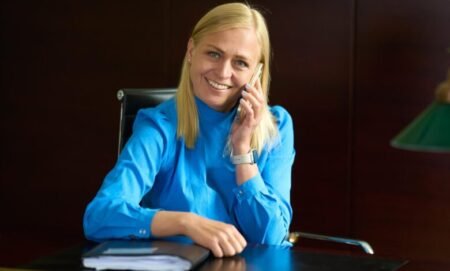 Министр иностранных дел Финляндии Элина Валтонен разговаривает по телефону