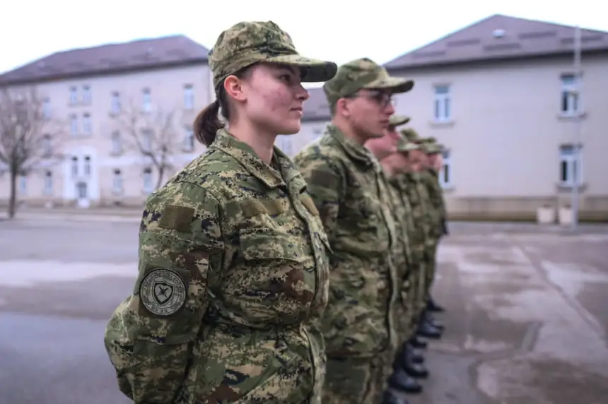 Хорватия восстанавливает обязательную военную службу после 17 лет: призыв начнётся в январе 2026 года Хорватские военнослужащие на построении