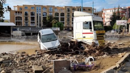 Разрушенные автомобили после наводнения в Елените, Болгария, октябрь 2025 года