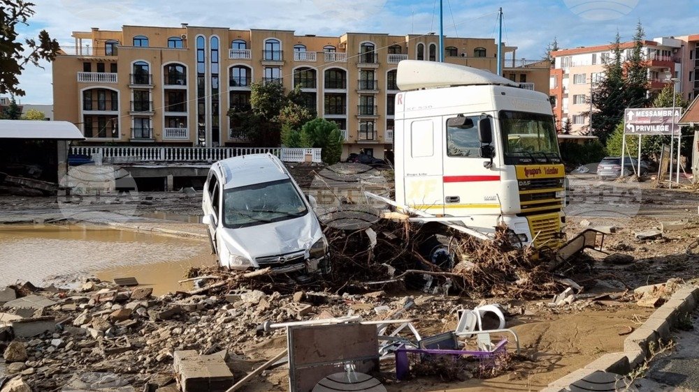 Разрушенные автомобили после наводнения в Елените, Болгария, октябрь 2025 года