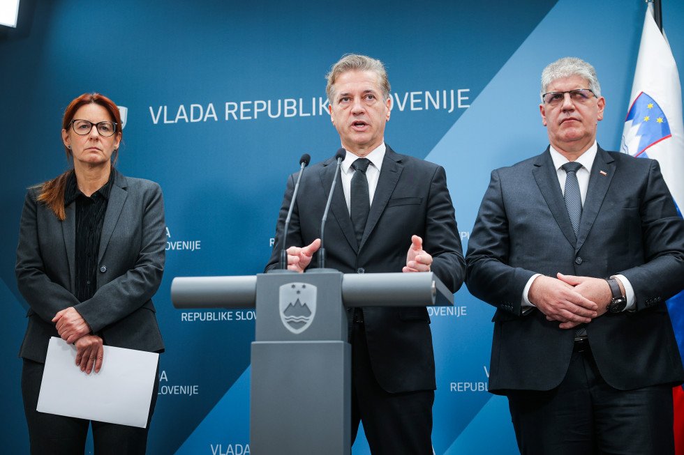 Министры юстиции и внутренних дел Словении подали в отставку после смерти мужчины в результате нападения в Ново-Место Prime Minister Robert Golob, Minister of Justice Andreja Katič, and Minister of the Interior Boštjan Poklukar talk to the press. | Author Daniel Novakovič, STA