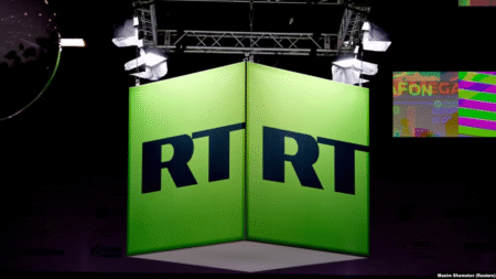 Логотип телеканала RT на подвесной конструкции с подсветкой