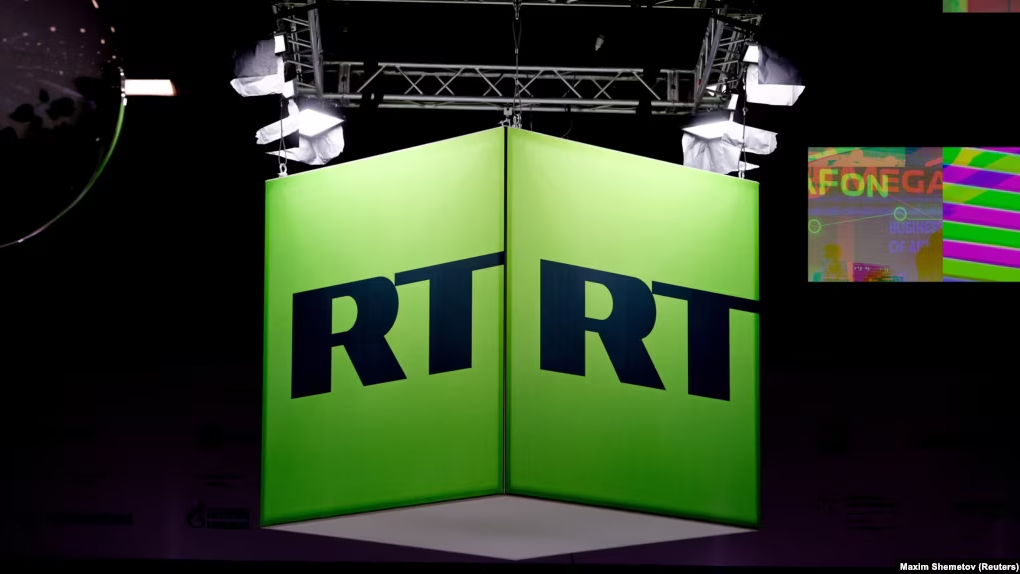 Логотип телеканала RT на подвесной конструкции с подсветкой