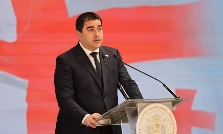 Правящая партия Грузии требует от Конституционного суда запретить три крупнейшие оппозиционные коалиции Шалва Папуашвили выступает на фоне флага Грузии