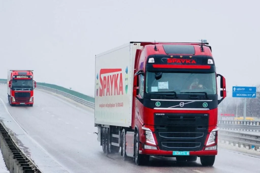 Грузовики компании Spayka на дороге в России