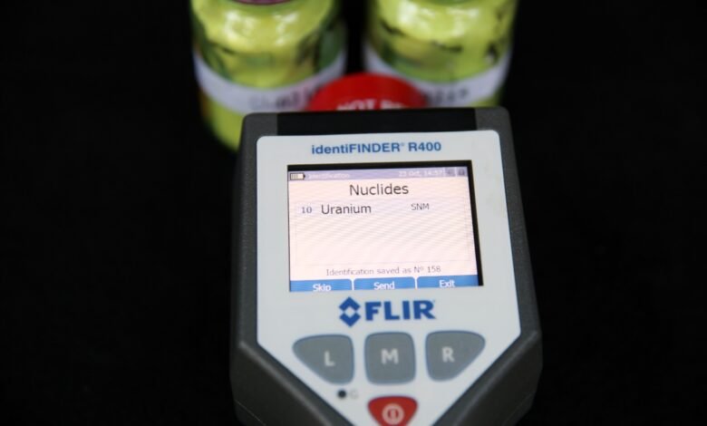 Служба безопасности Грузии задержала троих граждан Китая за попытку незаконной покупки урана Дозиметр показывает наличие урана