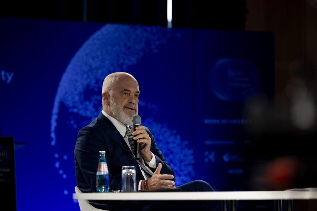 Албания расширяет эксперимент с ИИ-министром: Диелла получит 83 «цифровых ребёнка» для депутатов Премьер-министр Албании выступает на форуме в Берлине