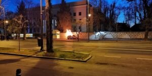 Горящий автомобиль у ворот посольства России в Бухаресте (апрель 2022)