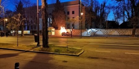Горящий автомобиль у ворот посольства России в Бухаресте (апрель 2022)