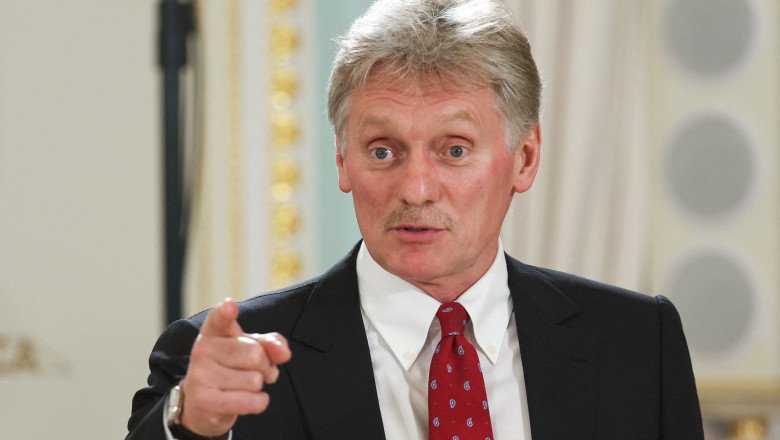 Дмитрий Песков указывает пальцем во время брифинга