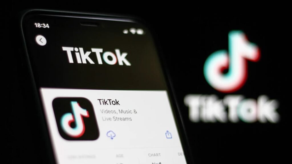 Экран смартфона с логотипом TikTok и страницей приложения в App Store