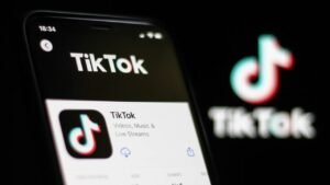 Экран смартфона с логотипом TikTok и страницей приложения в App Store