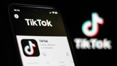 Экран смартфона с логотипом TikTok и страницей приложения в App Store