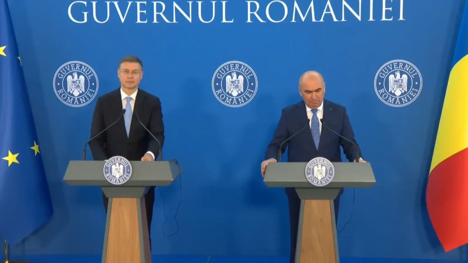 Брюссель требует от Румынии «смелых мер» для сокращения крупнейшего дефицита бюджета в ЕС Илье Болоджан и Валдис Домбровскис на пресс-конференции в Бухаресте