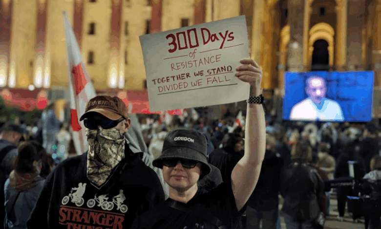 Протестующие в Тбилиси отмечают 300 дней непрерывных акций на проспекте Руставели
