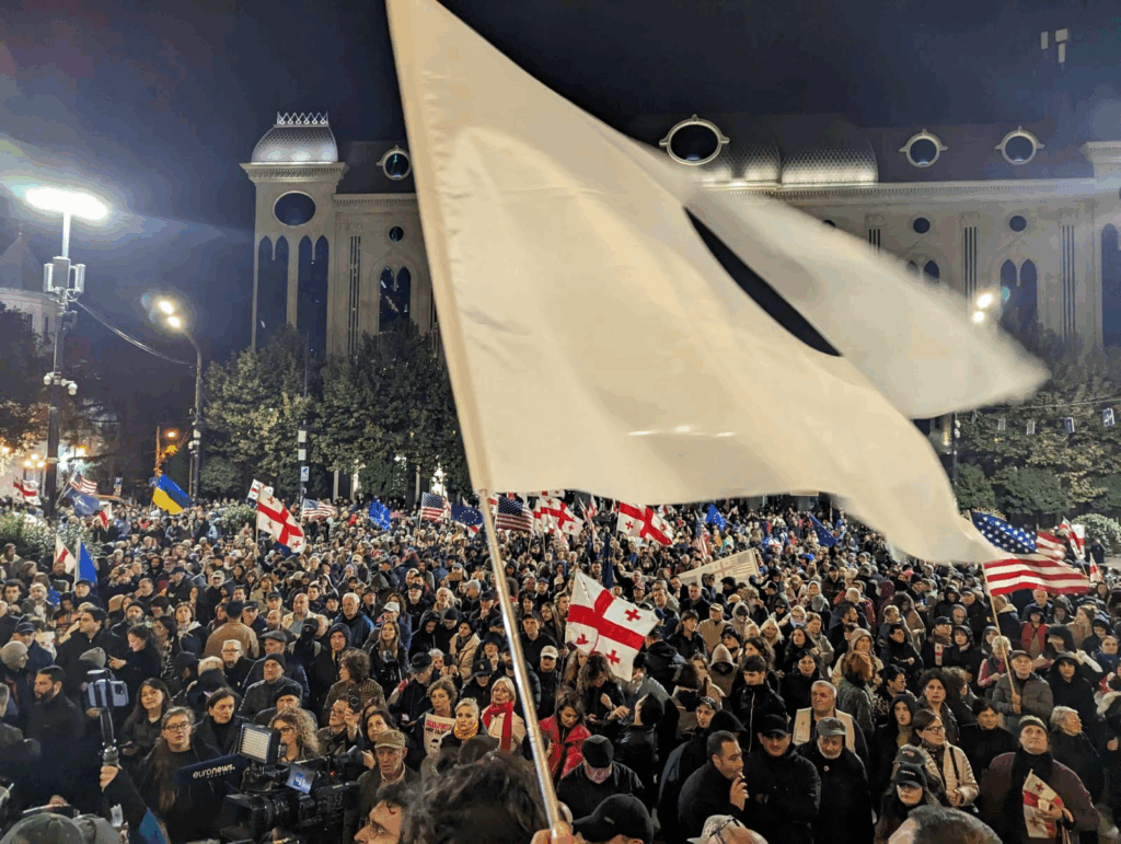 Тбилиси: марш «До конца, до победы!» на 333-й день протестов и отставка депутата Митинг в центре Тбилиси с флагами Грузии, США и Украины