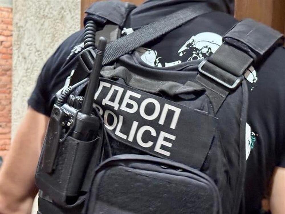 Офицер ГДБОП Болгарии в бронежилете с рацией во время спецоперации