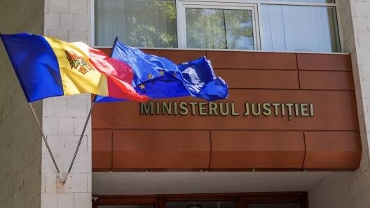 Флаги Молдовы, ЕС и Совета Европы перед зданием Министерства юстиции Республики Молдова