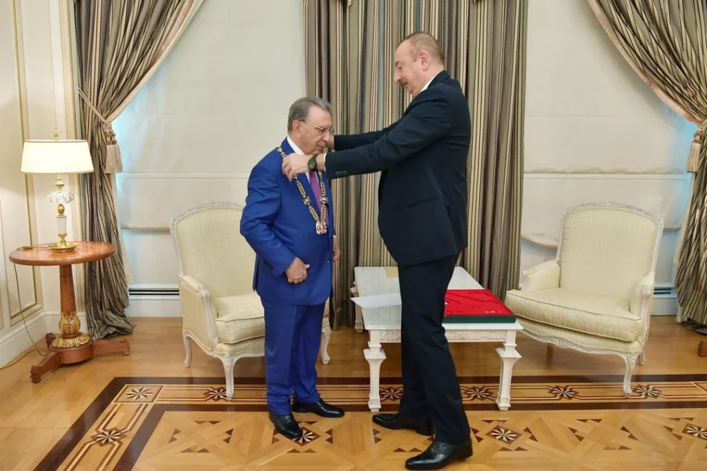 Президент Азербайджана Ильхам Алиев вручает орден Рамизу Мехтиеву