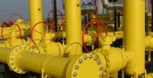 Жёлтые газовые трубы и вентили на газораспределительной станции в Сербии