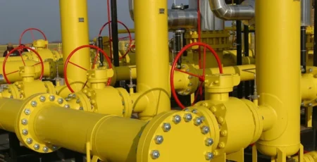 Жёлтые газовые трубы и вентили на газораспределительной станции в Сербии