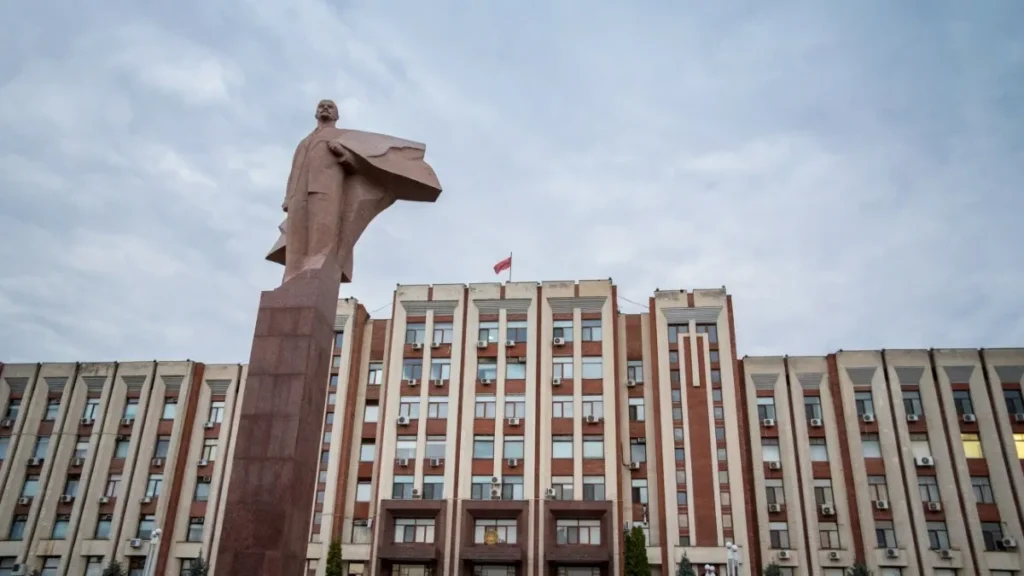Памятник Ленину перед зданием администрации в Тирасполе