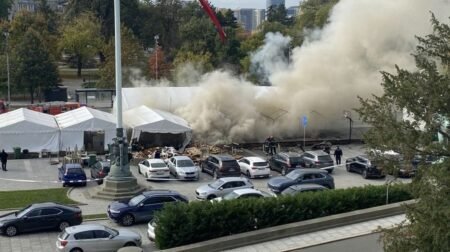 Пожар в шатрах на территории комплекса Чачиленд в Сербии