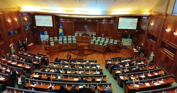 Парламент Косово впервые за 24 года не утвердил премьер-министра: досрочные выборы становятся вероятным сценарием Заседание парламента Косова, октябрь 2025 года