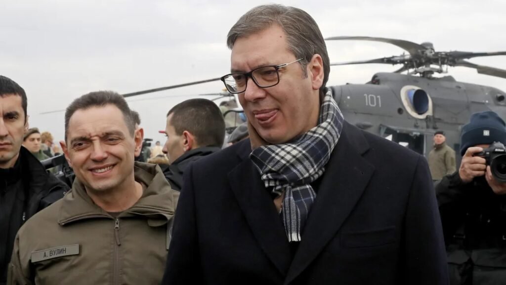 София опровергла заявления экс-главы сербской разведки Вулина о «болгарской шпионской сети»: официальных данных не поступало Президент Сербии Александр Вучич и Александр Вулин на фоне военной техники