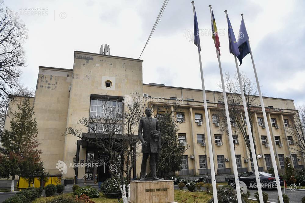 МИД Румынии вызвал российского посла после падения дрона в приграничном районе Тулчи Здание Министерства иностранных дел Румынии в Бухаресте с флагами и памятником Николае Титулеску