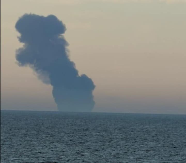 Столб дыма над морем после взрыва у побережья Турции