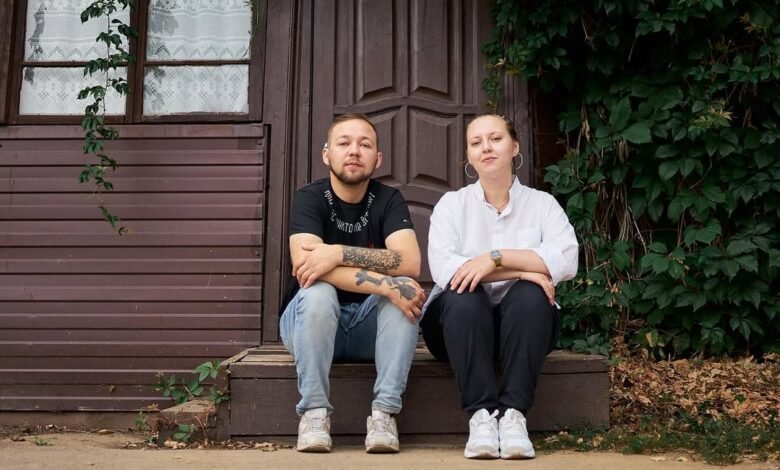 МВД Грузии задержало лидеров деколонизаторского движения «Зелёный клин» по обвинению в незаконном пересечении границы Задержанные российские активисты, мужчина и женщина, сидят на крыльце дома