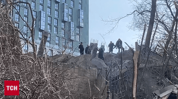 Российская ракета повредила посольство Азербайджана в Киеве: Франция, Румыния и Бельгия осудили атаку Сотрудники обследуют разрушенную стену возле посольства Азербайджана в Киеве после атаки 14 ноября 2025 года