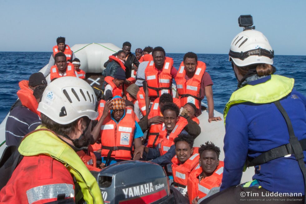 Европейская комиссия определила шесть стран ЕС для возможного освобождения от приёма мигрантов в 2026 году Мигранты на надувной лодке в Средиземном море, спасённые гуманитарной миссией